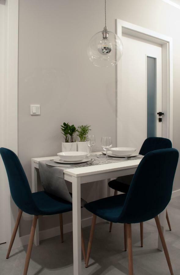 Navyblue Apartment Cracow Free Parking Tv คราคูฟ ภายนอก รูปภาพ